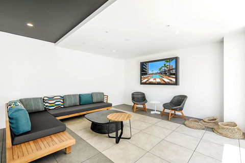 Qube Broadbeach - Sydney 4u 22