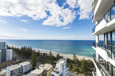 Boardwalk Burleigh Beach - Official - Accommodation Sydney 27