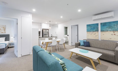 Boardwalk Burleigh Beach - Official - Accommodation Sydney 42