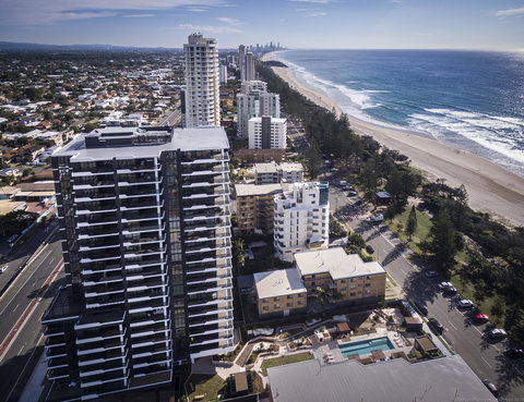 Boardwalk Burleigh Beach - Official - Accommodation Sydney 41