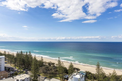 Boardwalk Burleigh Beach - Official - Accommodation Sydney 14