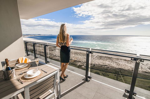 Iconic Kirra Beach Resort - Sydney 4u 0