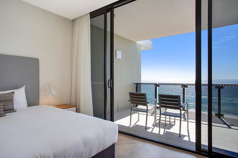 Iconic Kirra Beach Resort - Sydney 4u 35