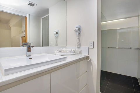 Tiki Hotel Apartments Surfers Paradise - Sydney 4u 5