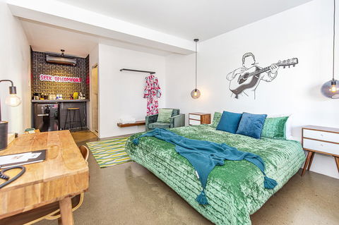 The Pink Hotel Coolangatta - Sydney 4u 27