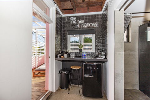 The Pink Hotel Coolangatta - Sydney 4u 32