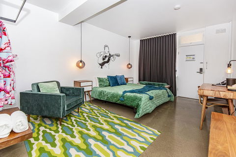 The Pink Hotel Coolangatta - Sydney 4u 28