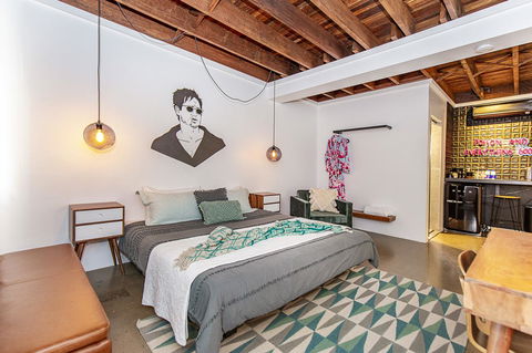 The Pink Hotel Coolangatta - Sydney 4u 24
