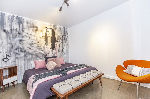 The Pink Hotel Coolangatta - Sydney 4u 13