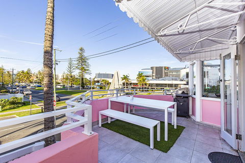 The Pink Hotel Coolangatta - Sydney 4u 6