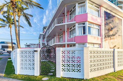 The Pink Hotel Coolangatta - Sydney 4u 1