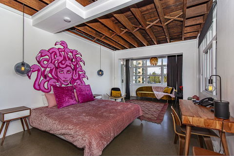 The Pink Hotel Coolangatta - Sydney 4u 33
