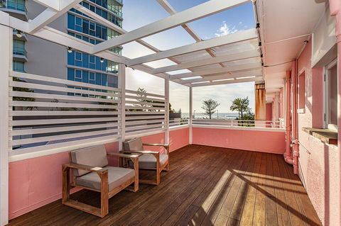 The Pink Hotel Coolangatta - Sydney 4u 30