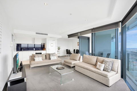 Circle On Cavill, Apartments And Sub Penthouses - We Accommodate - Accommodation Sydney 12