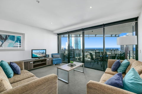 Circle On Cavill, Apartments And Sub Penthouses - We Accommodate - Accommodation Sydney 30