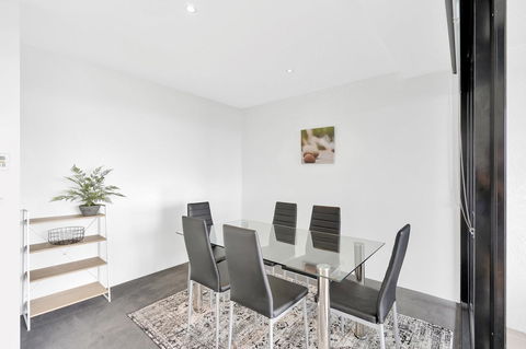 Circle On Cavill, Apartments And Sub Penthouses - We Accommodate - Accommodation Sydney 11