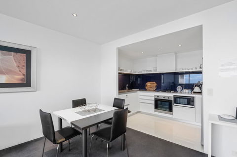 Circle On Cavill, Apartments And Sub Penthouses - We Accommodate - Accommodation Sydney 5