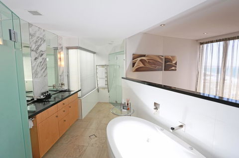 Oceans Mooloolaba - Sydney 4u 2