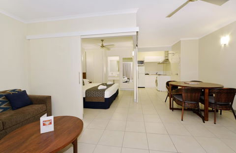 Cairns Queenslander Hotel & Apartments - Sydney 4u 10