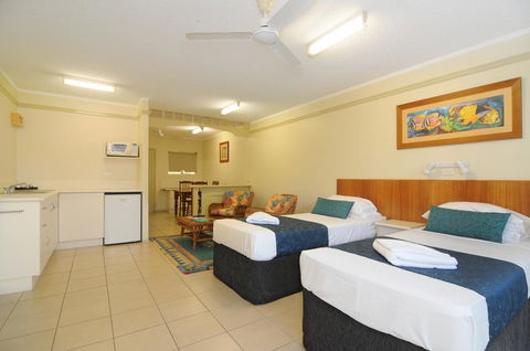 Cairns Queenslander Hotel & Apartments - Sydney 4u 8