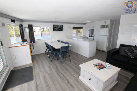 Coomera Houseboats - Sydney 4u 8