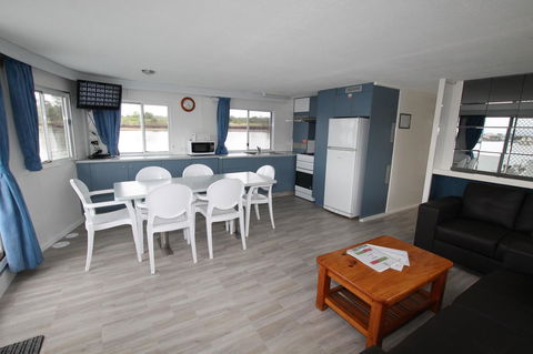 Coomera Houseboats - Sydney 4u 5