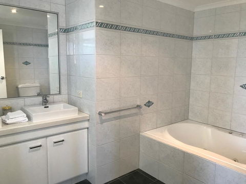 Rainbow Bay Resort Holiday Apartments - Sydney 4u 5