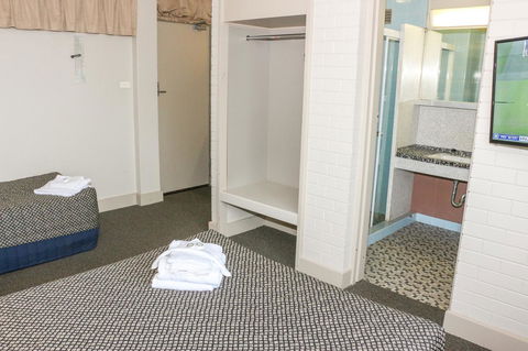 Brighton Hotel - Sydney 4u 5