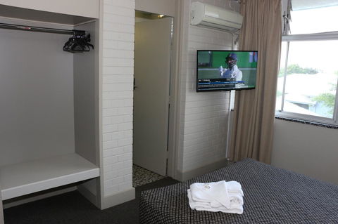 Brighton Hotel - Sydney 4u 9