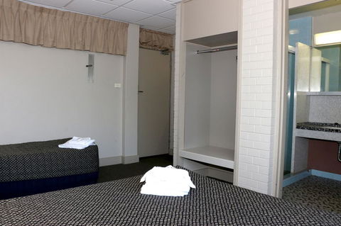 Brighton Hotel - Sydney 4u 7