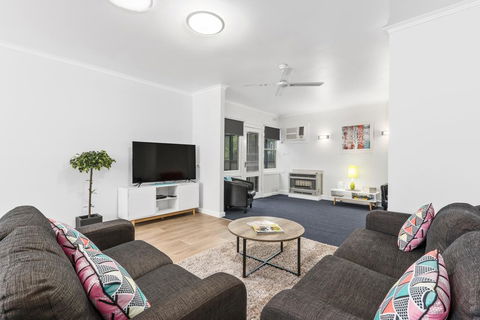Wattle Grove Villa - Sydney 4u 3