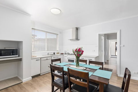 Wattle Grove Villa - Sydney 4u 0