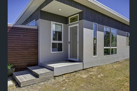 Weston Farm Seaside Stay - Sydney 4u 1