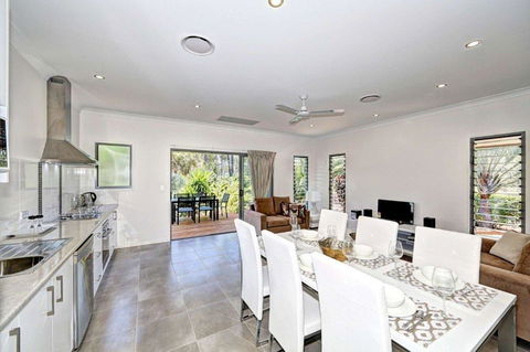Woodgate Beach Houses - Sydney 4u 2
