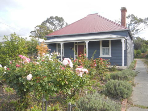 Yarram Cottage: Art And Accommodation - Sydney 4u 0