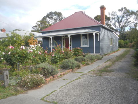 Yarram Cottage: Art And Accommodation - Sydney 4u 1