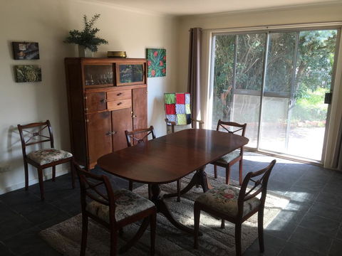 Yarram Cottage: Art And Accommodation - Sydney 4u 3
