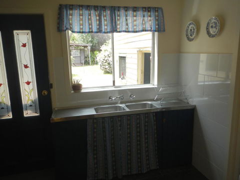 Yarram Cottage: Art And Accommodation - Sydney 4u 2