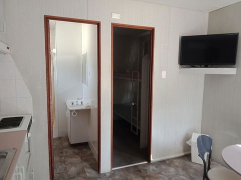 Young Caravan Park - Sydney 4u 1