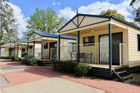 Young Tourist Park - Sydney 4u 0