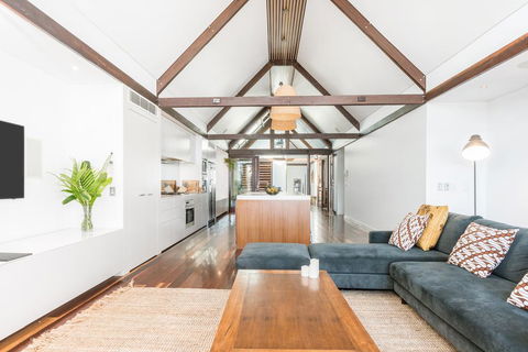 Your Luxury Escape - On The Bay - Stunning Beachfront Apartment - Sydney 4u 2