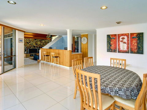 Yulunga 20 - 4 BDRM Canal Home With Pool - Sydney 4u 2