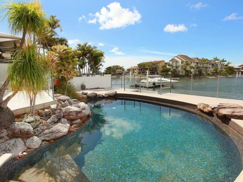 Yulunga 20 - 4 BDRM Canal Home With Pool - Sydney 4u 0