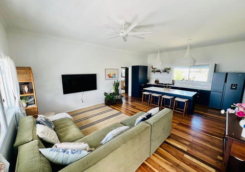 Absolute Beachfront Bowen Beach House-family Time - Accommodation Sydney 3