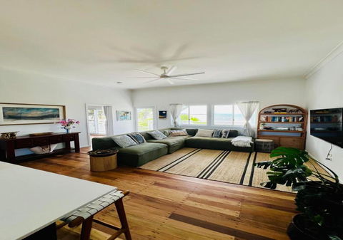Absolute Beachfront Bowen Beach House-family Time - Accommodation Sydney 4