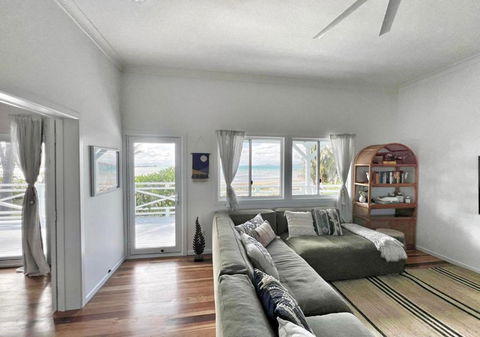 Absolute Beachfront Bowen Beach House-family Time - Accommodation Sydney 2