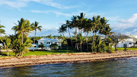 Absolute Beachfront Bowen Beach House-family Time - Accommodation Sydney 0