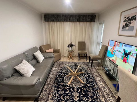 ADELAIDE CBD APARTMENT - 3BR, 2BATH & CARPARK - Accommodation Sydney 1