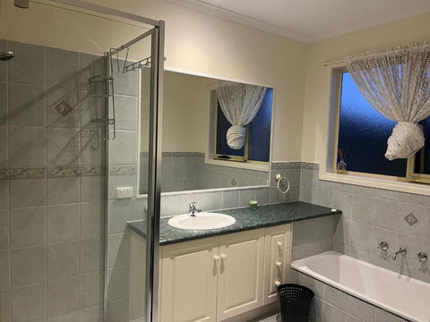 Amazing Private Bedrooms In Doncaster East Near School - Accommodation Sydney 3