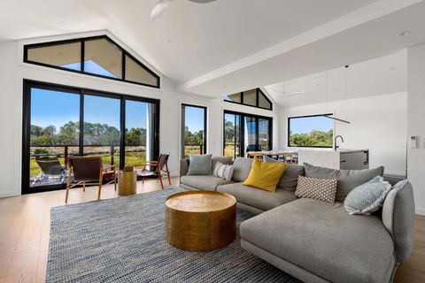 Awakening Broadbeach - Wifi, Linen - Accommodation Sydney 0